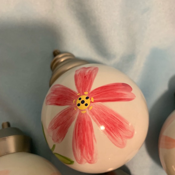 6 Pottery Barn Kids curtain rod finials - Picture 2 of 4